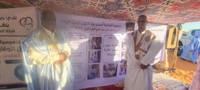 جناحُ الجمعية في المهرجان، أمام اللوحة التعريفية بأنشطتها.