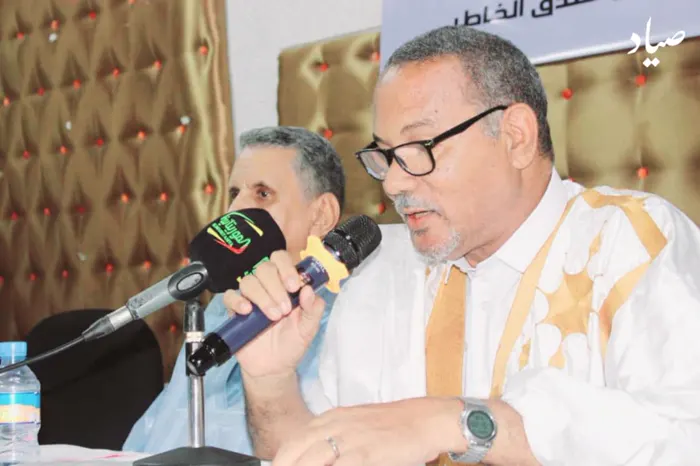 متحدّثٌ في المنصّة.