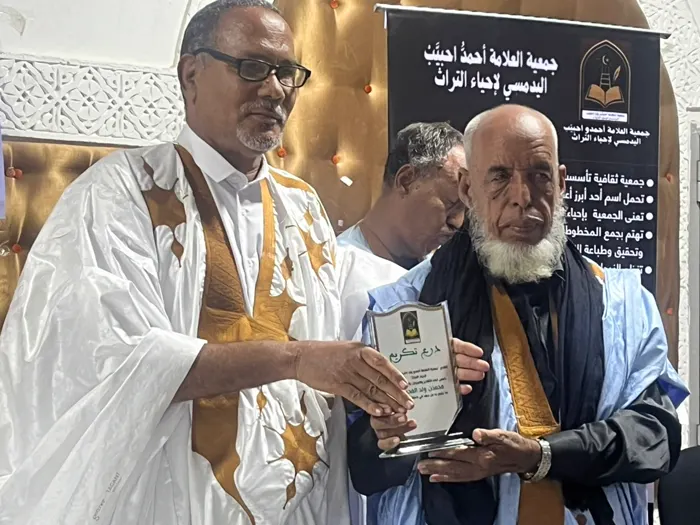 من مراسم التكريم: تسليمُ درع الجمعية.